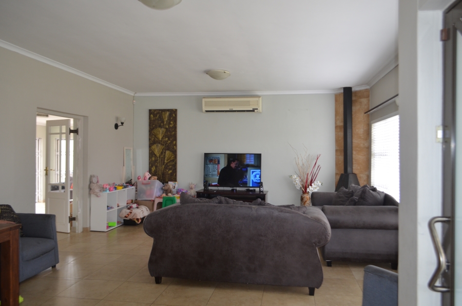 To Let 3 Bedroom Property for Rent in Rouxville Western Cape